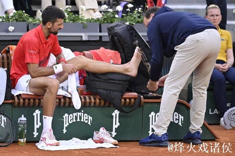 约维奇遭犯规扣篮失衡摔落，手肘受伤需护臂保护下场治疗